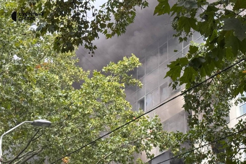 Rescatistas y personal médico trabajan junto a un edificio dañado en la ciudad tras un ataque reportado