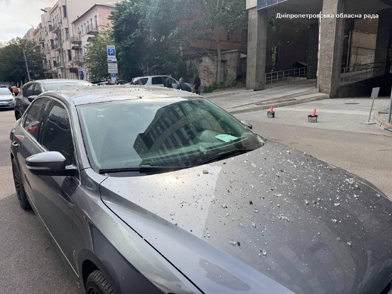 Rescatistas y personal médico trabajan junto a un edificio dañado en la ciudad tras un ataque reportado