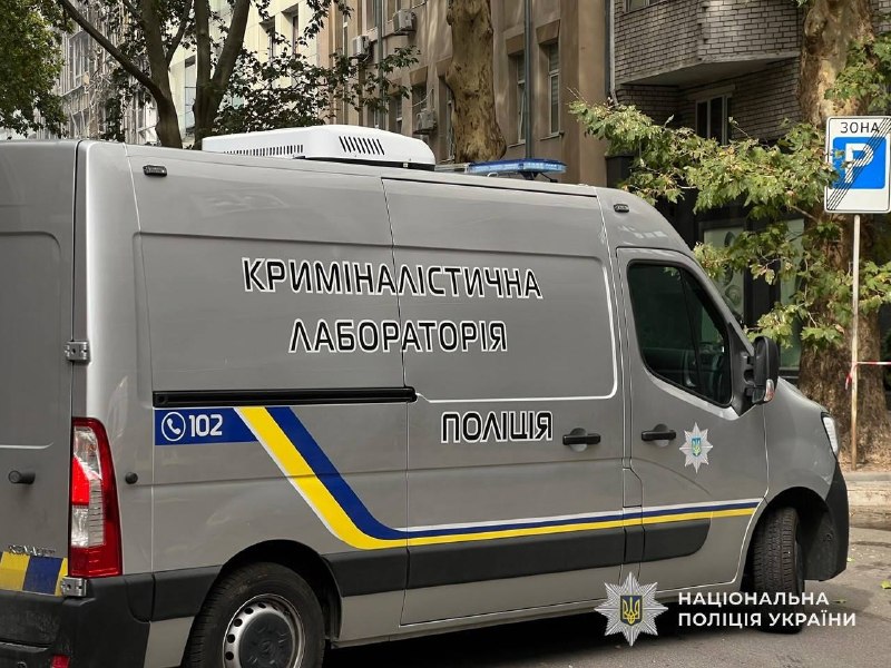 Redningsmandskab arbejder ved en beskadiget bygning i Dnipro