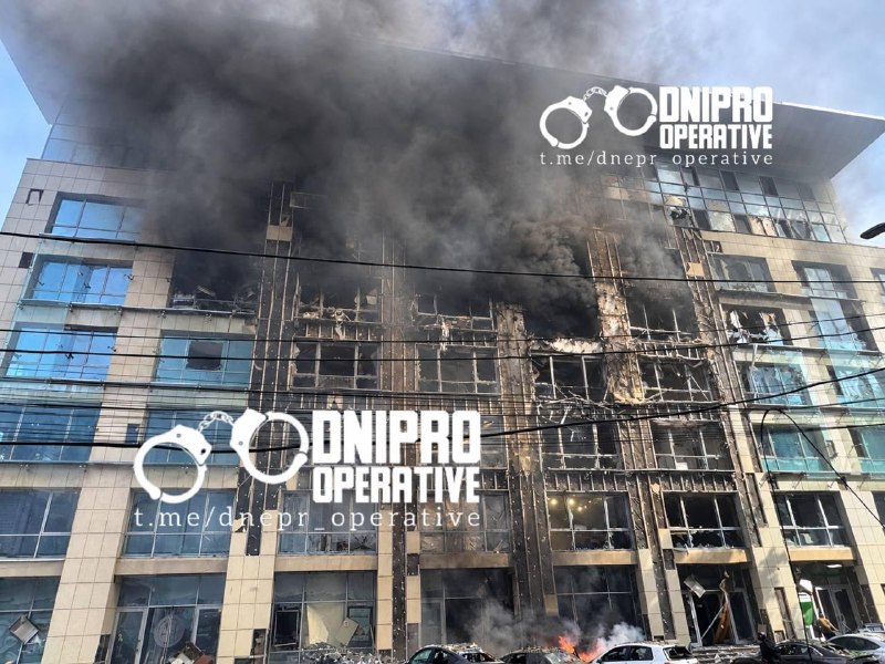 Rescatistas y personal médico trabajan junto a un edificio dañado en la ciudad tras un ataque reportado