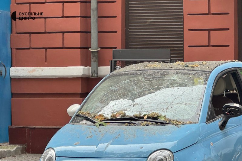 Rescatistas y personal médico trabajan junto a un edificio dañado en la ciudad tras un ataque reportado