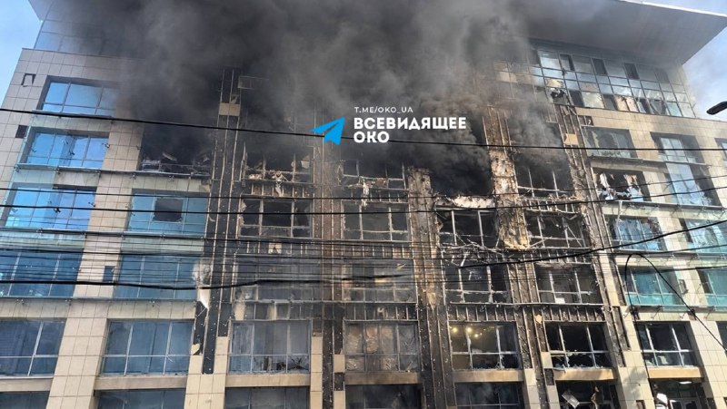 Rescatistas y personal médico trabajan junto a un edificio dañado en la ciudad tras un ataque reportado