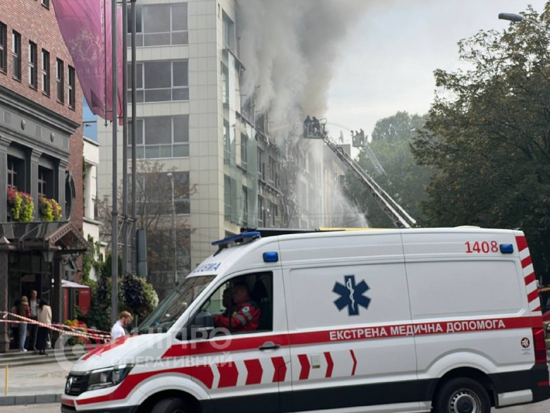 Rescatistas y personal médico trabajan junto a un edificio dañado en la ciudad tras un ataque reportado