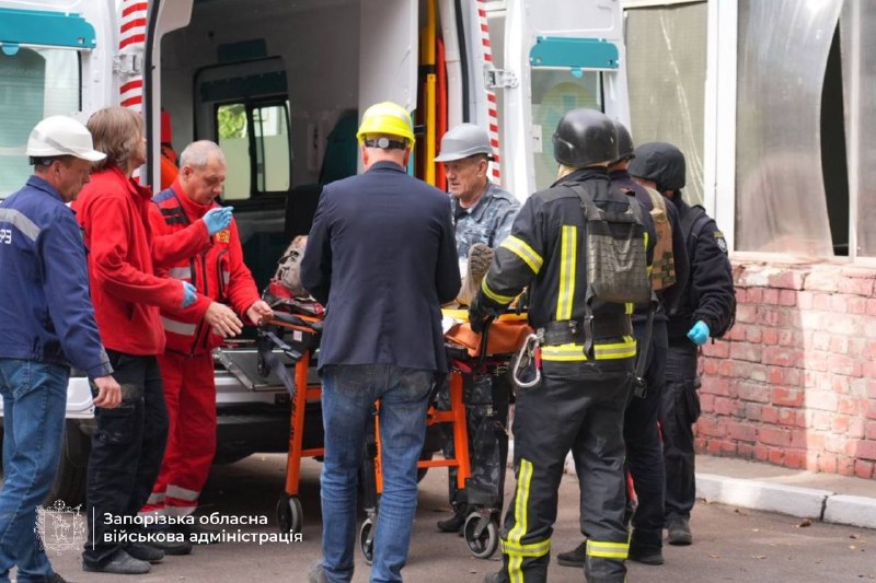 Рятувальники працюють на місці влучання у Запоріжжі