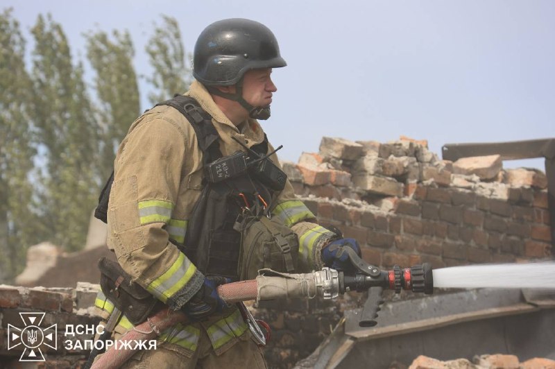 Рятувальники працюють на місці влучання у Запоріжжі