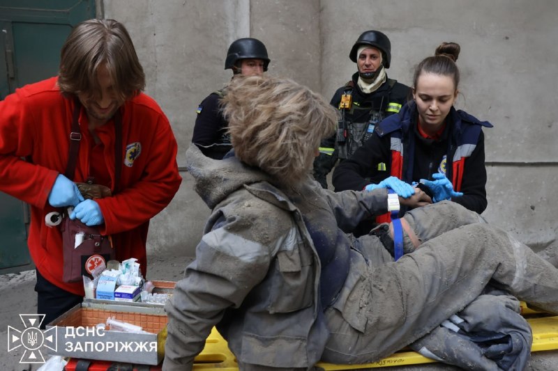 Рятувальники працюють на місці влучання у Запоріжжі