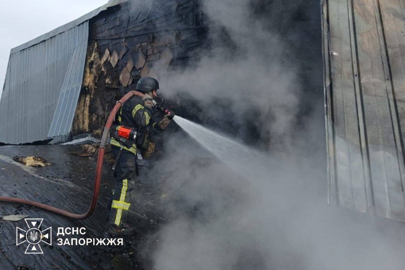 Рятувальники працюють на місці влучання у Запоріжжі