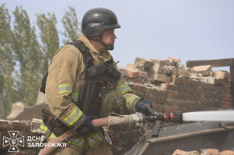 Рятувальники працюють на місці влучання у Запоріжжі