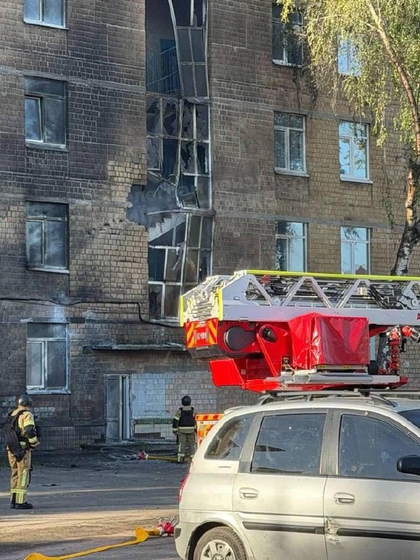 Räddningspersonal arbetar på platsen för en brand i ett bostadsområde i Kyiv på natten
