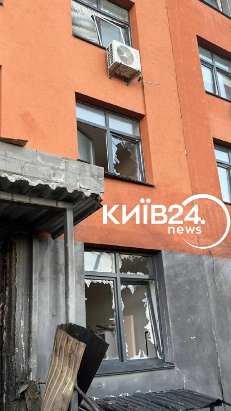 Bomberos extinguen un incendio en una zona residencial de Kiev
