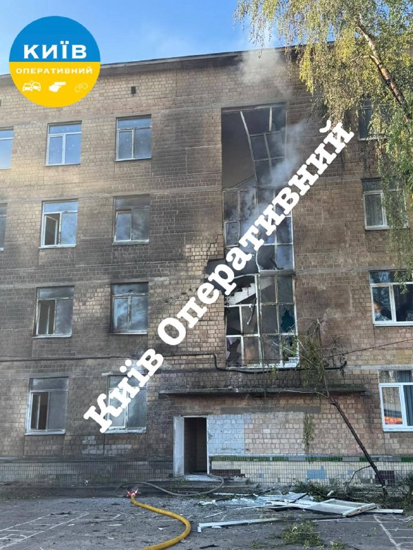 Räddningspersonal arbetar på platsen för en brand i ett bostadsområde i Kyiv på natten