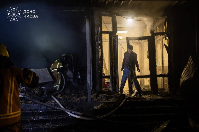 Рятувальники гасять пожежу в житловому районі Києва