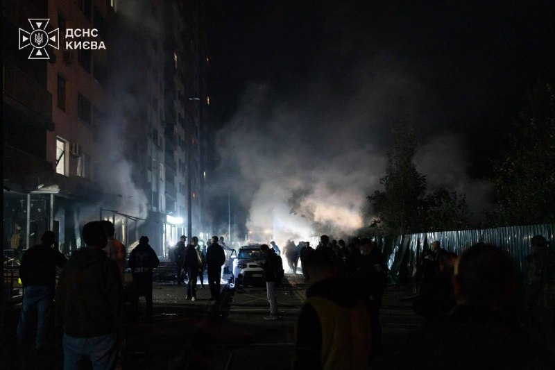 Рятувальники гасять пожежу в житловому районі Києва