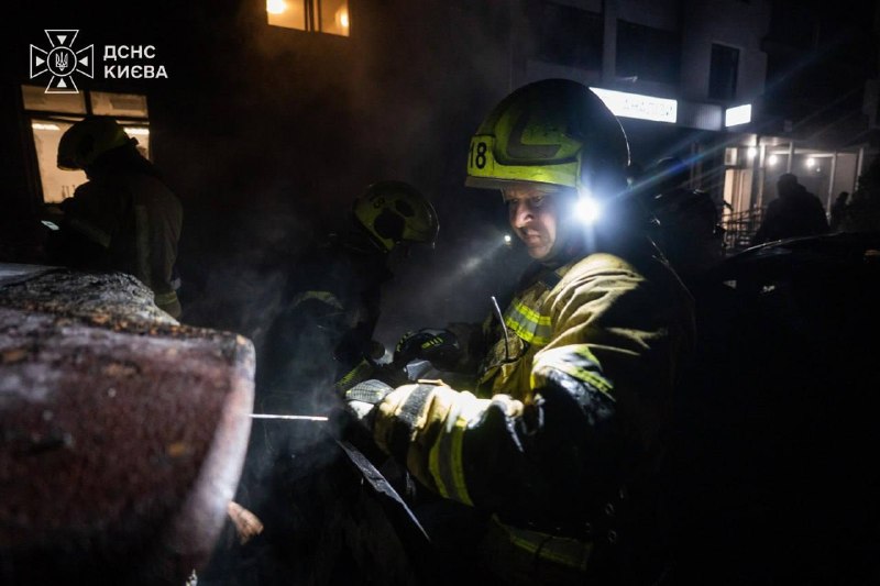 Рятувальники гасять пожежу в житловому районі Києва