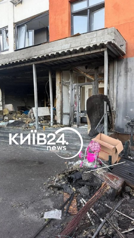 Bomberos extinguen un incendio en una zona residencial de Kiev