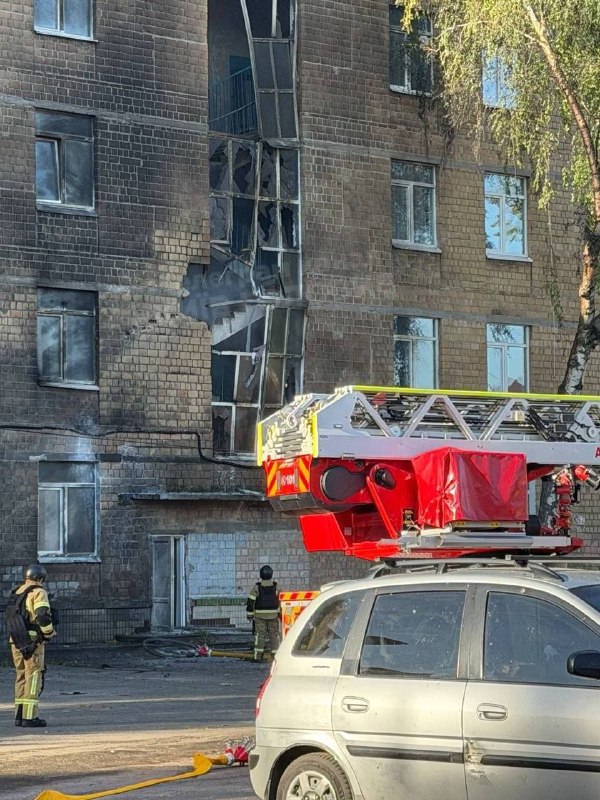 Räddningspersonal arbetar på platsen för en brand i ett bostadsområde i Kyiv på natten