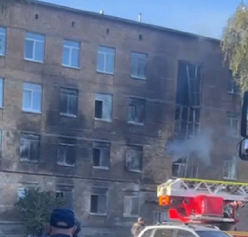 Räddningspersonal arbetar på platsen för en brand i ett bostadsområde i Kyiv på natten