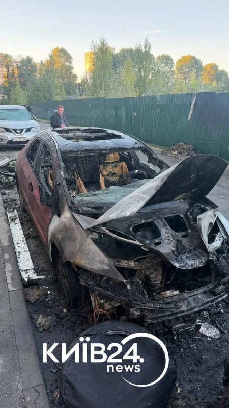 Bomberos extinguen un incendio en una zona residencial de Kiev