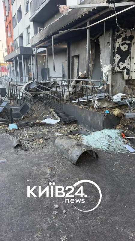 Räddningspersonal arbetar på platsen för en brand i ett bostadsområde i Kyiv på natten