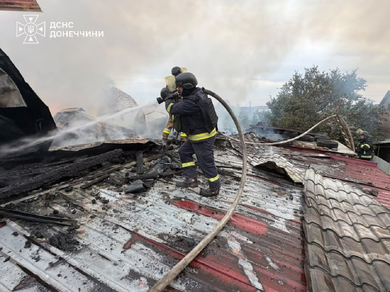 Рятувальники працюють на місці пожежі в житловому районі, видно пошкоджений пожежний автомобіль