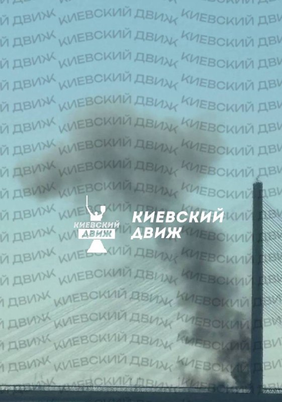 Південний міст у Києві після атаки безпілотників, рух транспорту зупинено