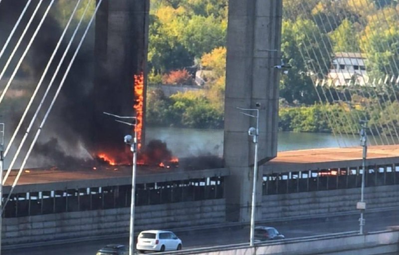 Південний міст у Києві після атаки безпілотників, рух транспорту зупинено