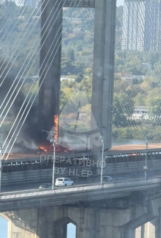 Потяг метро на тлі Південного мосту в Києві