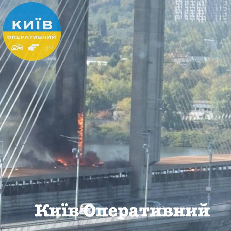 Потяг метро на тлі Південного мосту в Києві