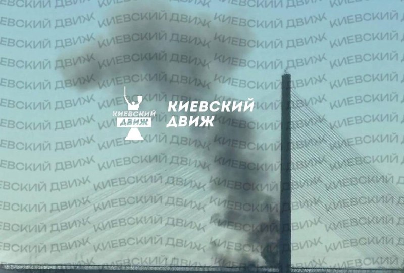 Південний міст у Києві після атаки безпілотників, рух транспорту зупинено