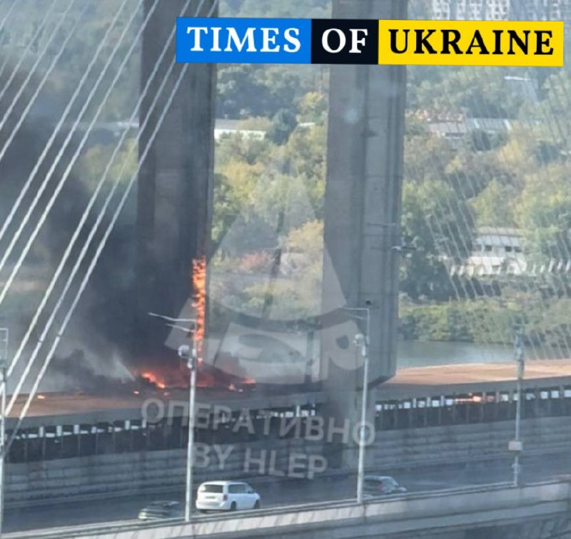 Південний міст у Києві після атаки безпілотників, рух транспорту зупинено