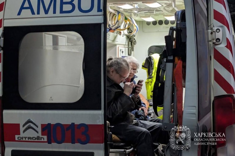 Des secouristes travaillent sur le lieu d'un impact dans un quartier résidentiel de Kharkiv