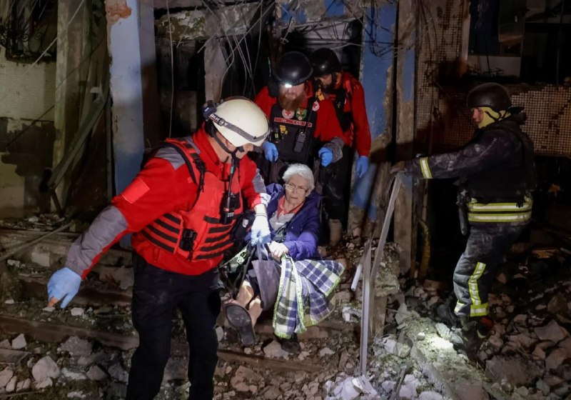 Наслідки удару по житловій багатоповерхівці у Харкові