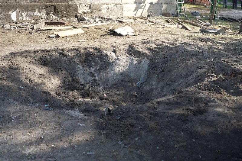Наслідки влучання безпілотника у подвір'я приватного будинку