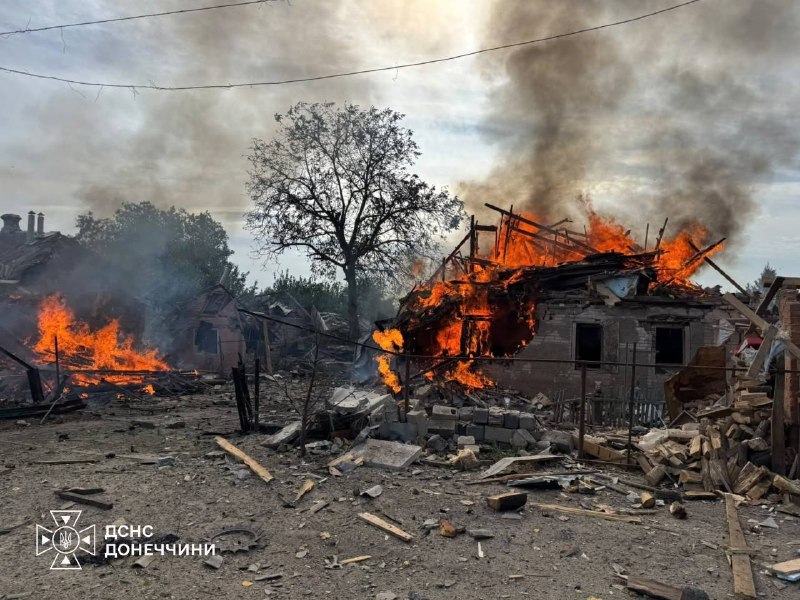 Conséquences du bombardement de Sloviansk — maisons privées endommagées et intervention des secouristes