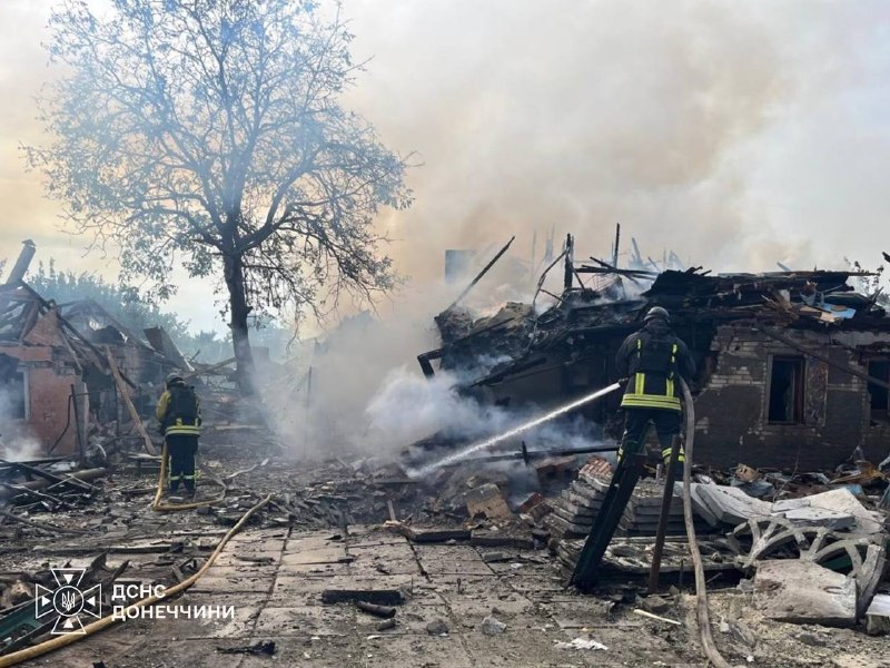 Conséquences du bombardement de Sloviansk — maisons privées endommagées et intervention des secouristes