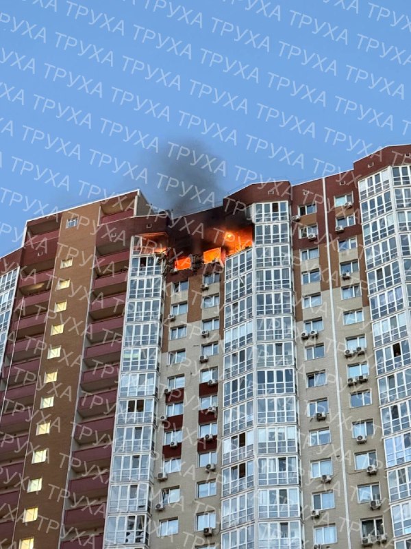 مبنى سكني متعدد الطوابق متضرر في كييف بعد هجوم معادٍ