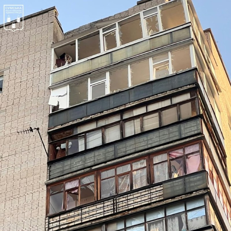Рятувальники працюють на місці пожежі вантажного автомобіля в Сумах