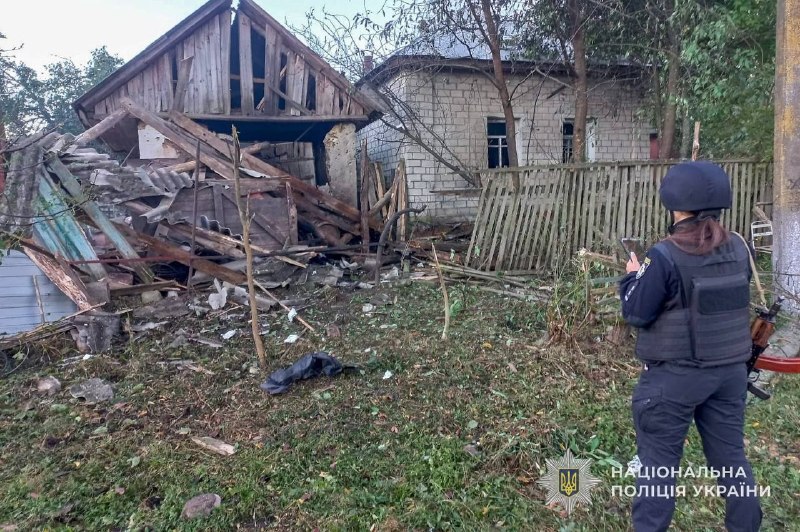 Рятувальники працюють на місці пожежі вантажного автомобіля в Сумах
