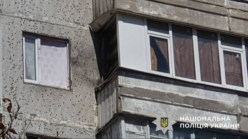 Рятувальники гасять пожежу в одноповерховій будівлі навчального закладу в Херсоні