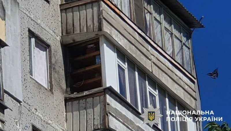 Рятувальники гасять пожежу в одноповерховій будівлі навчального закладу в Херсоні