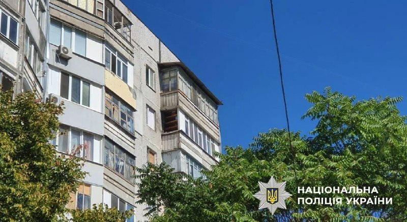 Рятувальники гасять пожежу в одноповерховій будівлі навчального закладу в Херсоні