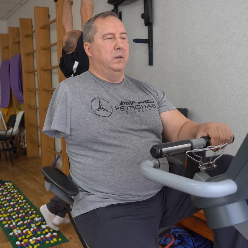 Рятувальники працюють на місці влучання дрона у вантажний автомобіль у Сумах