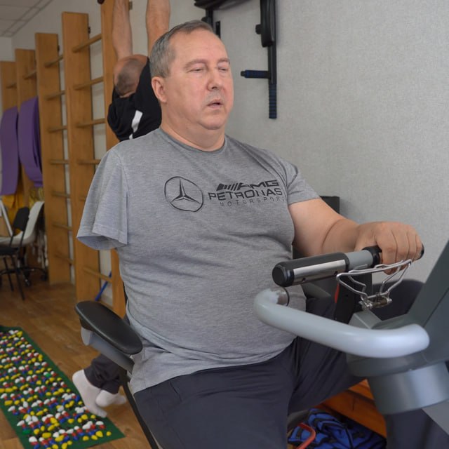 Рятувальники працюють на місці влучання дрона у вантажний автомобіль у Сумах