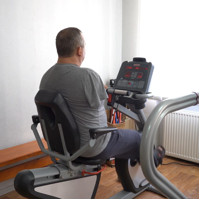 Рятувальники працюють на місці влучання дрона у вантажний автомобіль у Сумах