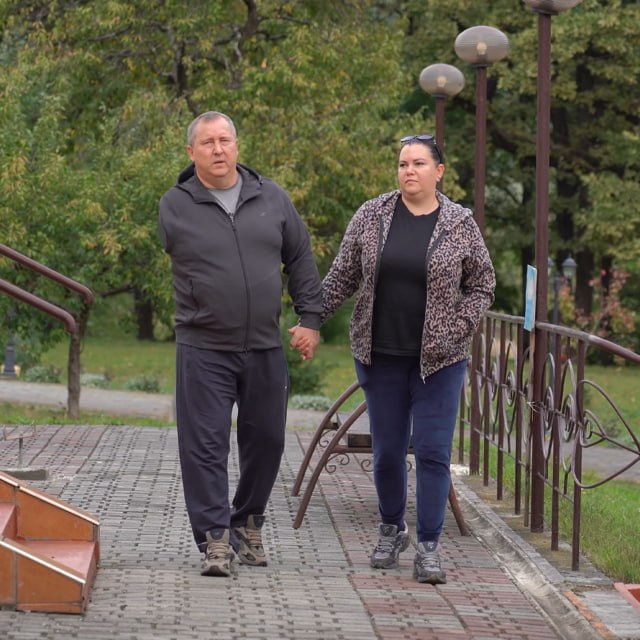 Рятувальники працюють на місці влучання дрона у вантажний автомобіль у Сумах