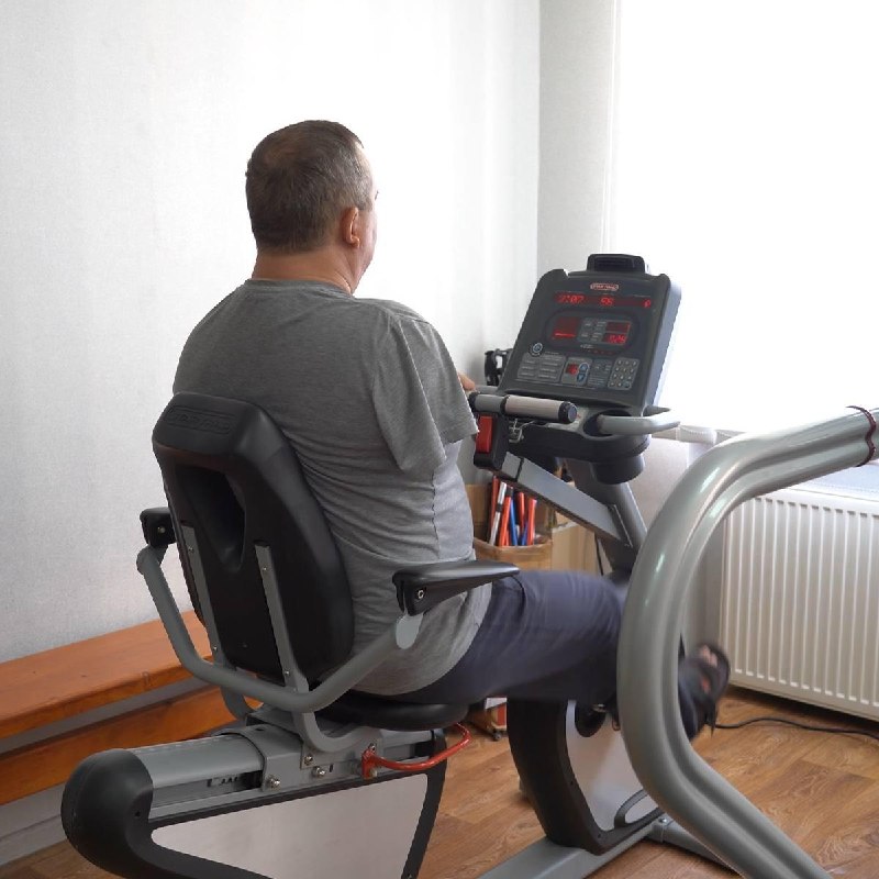 Рятувальники працюють на місці влучання дрона у вантажний автомобіль у Сумах