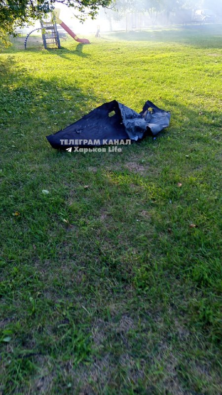 Consequências do ataque a Kharkiv, com fumaça se elevando sobre a cidade
