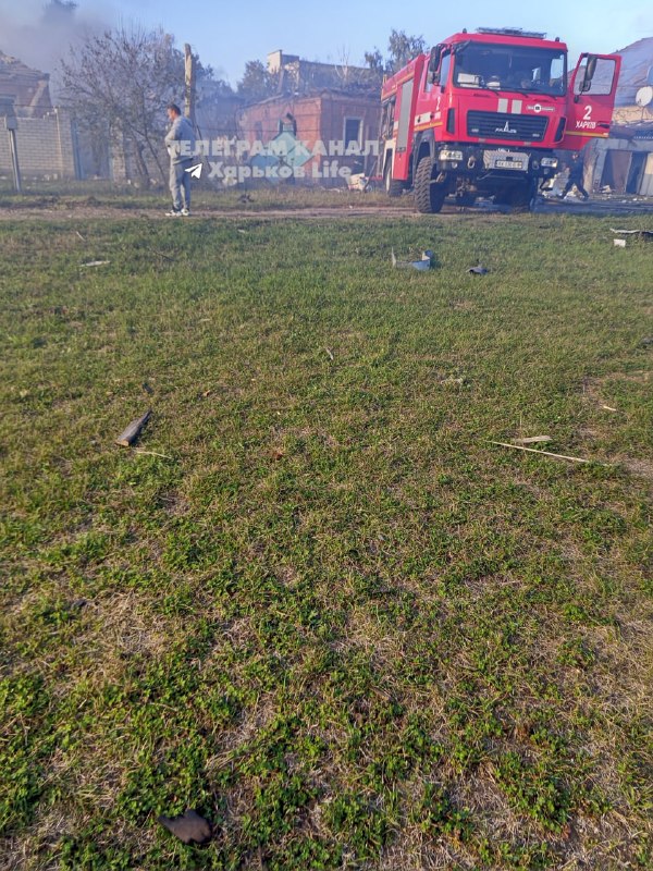 Consequências do ataque a Kharkiv, com fumaça se elevando sobre a cidade