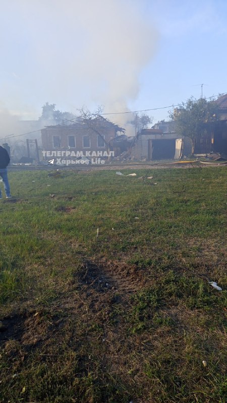 Consequências do ataque a Kharkiv, com fumaça se elevando sobre a cidade