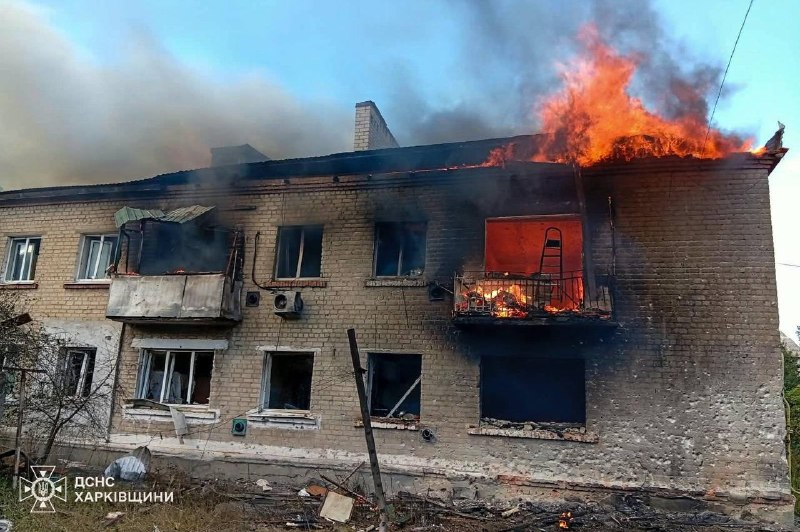 Рятувальники працюють на місці влучання в житловий будинок у Шевченковому